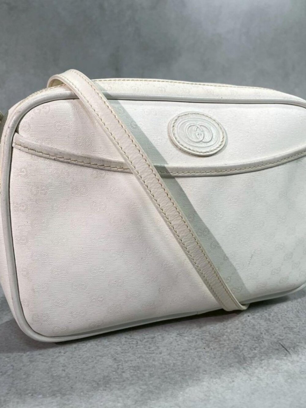 Gucci GG Shoulder Bag White Leather Gold Logo